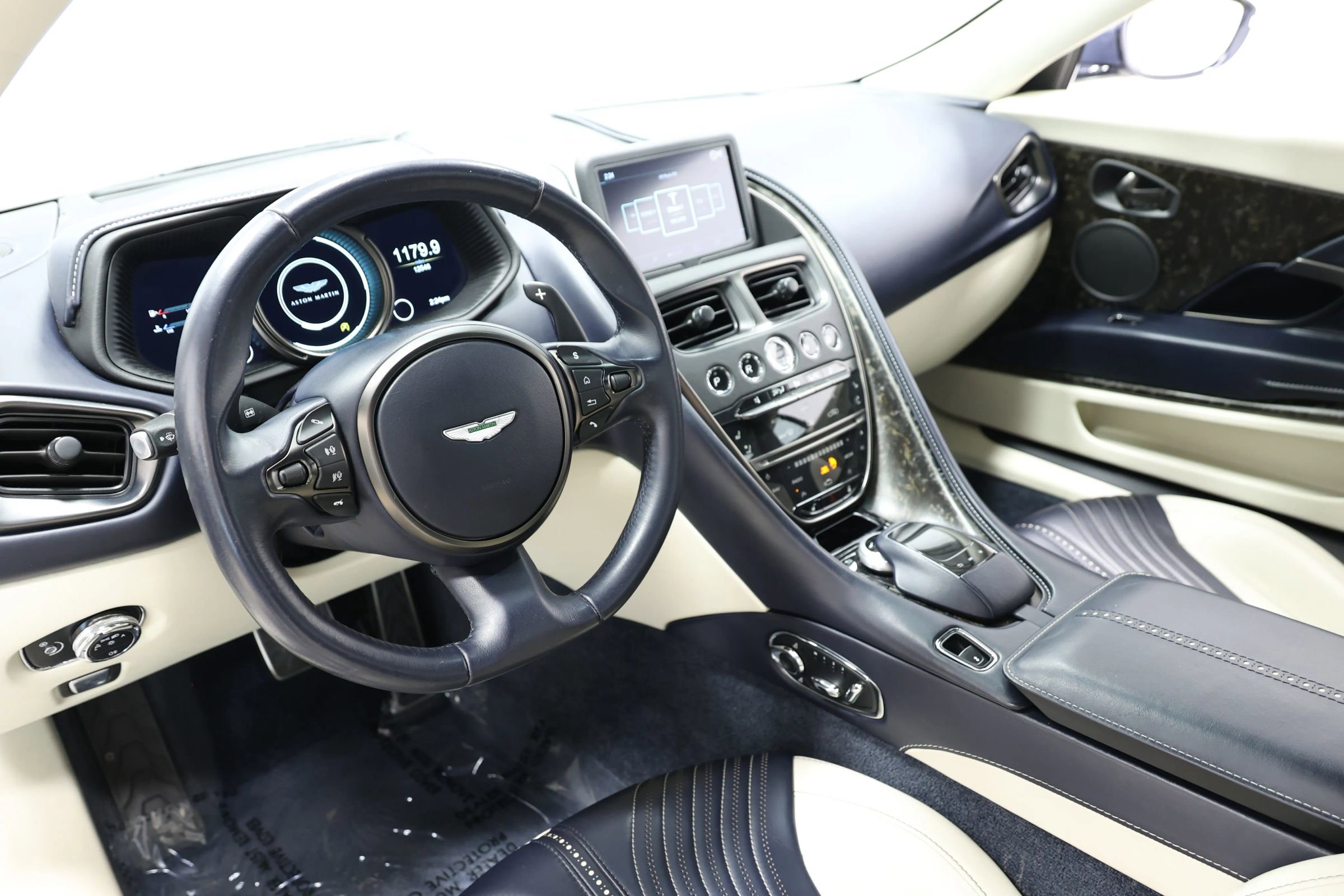 Used 2019 Aston Martin DB11 Coupe RWD image 2