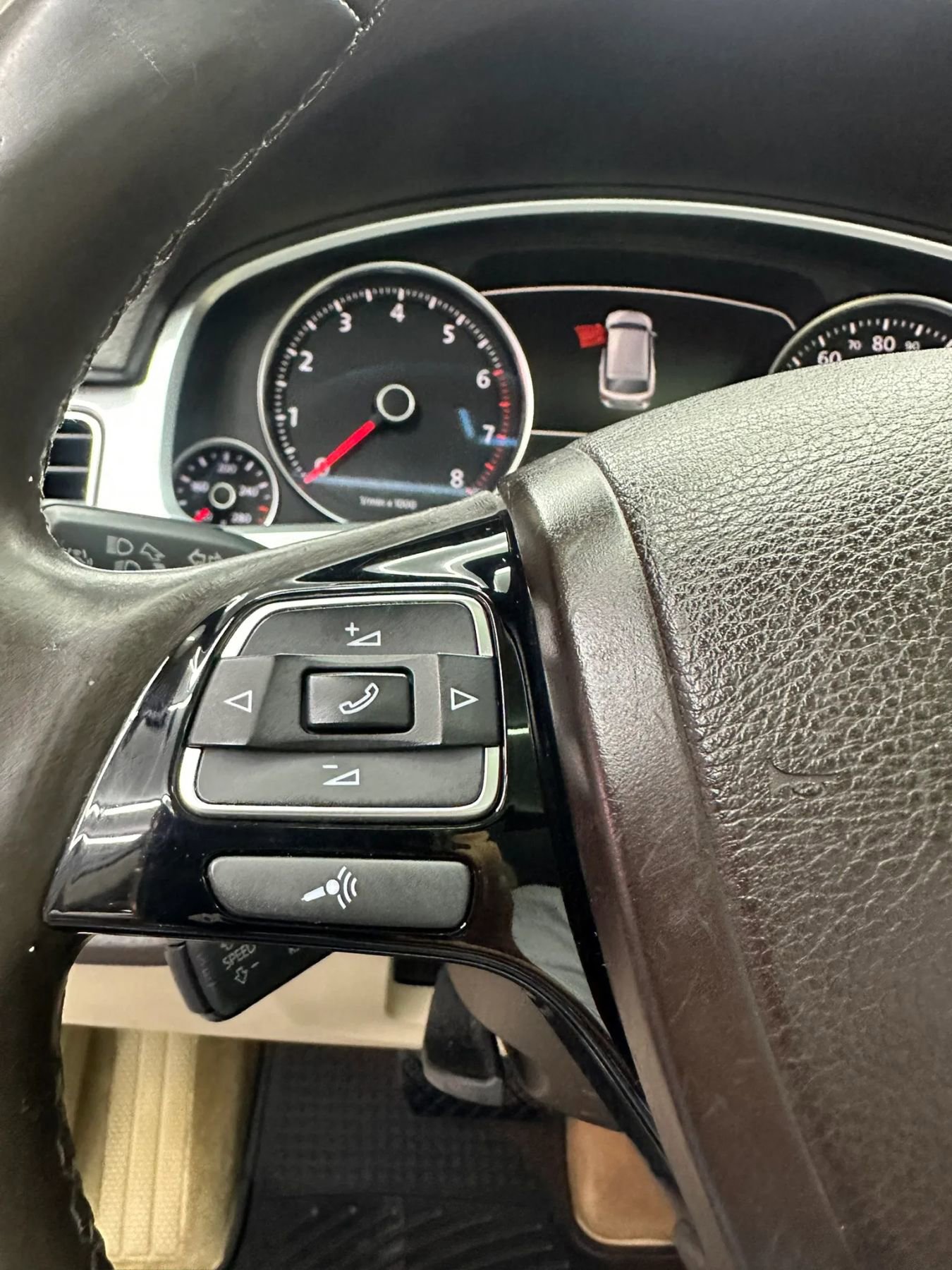 Used 2015 Volkswagen Touareg VR6 image 12