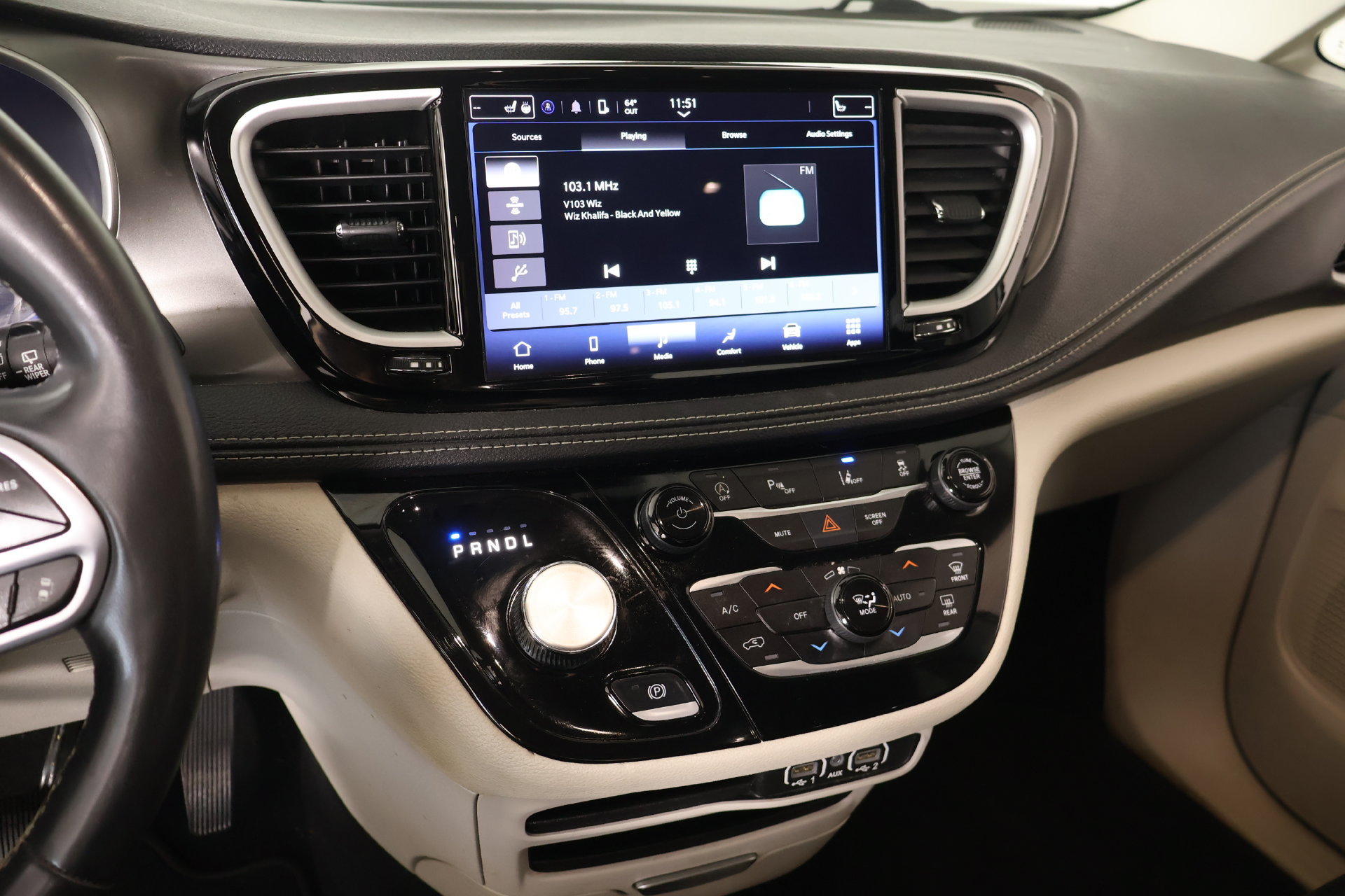 Used 2023 Chrysler Pacifica Touring-L FWD image 5
