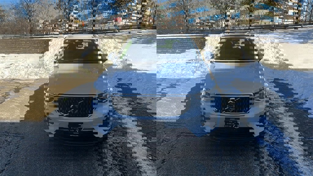 Certified 2025 Volvo XC40 B5 Core image 1