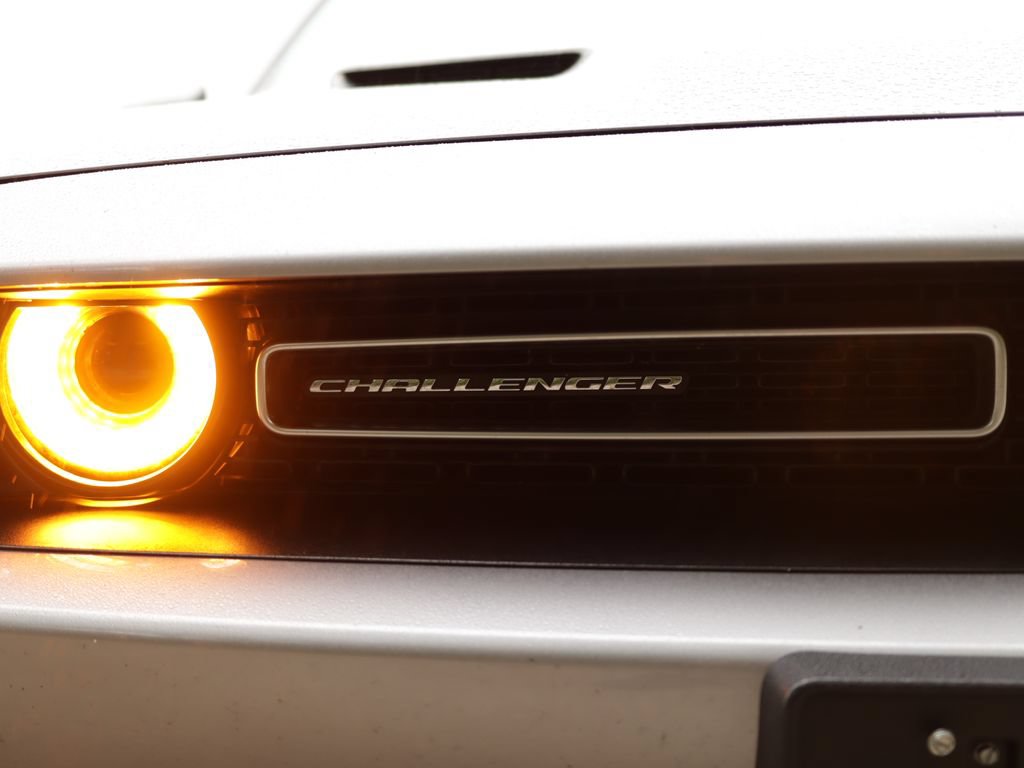Used 2016 Dodge Challenger SXT RWD image 29