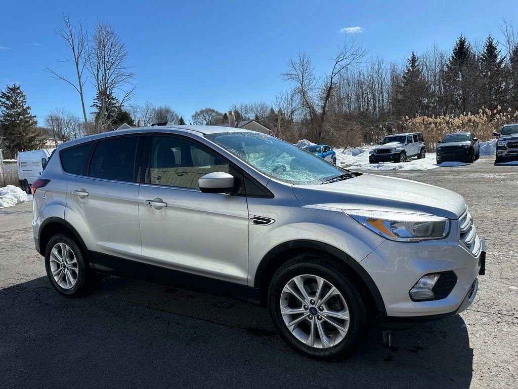 Used 2019 Ford Escape SE image 1