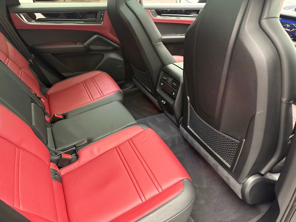Used 2025 Porsche Cayenne S image 32