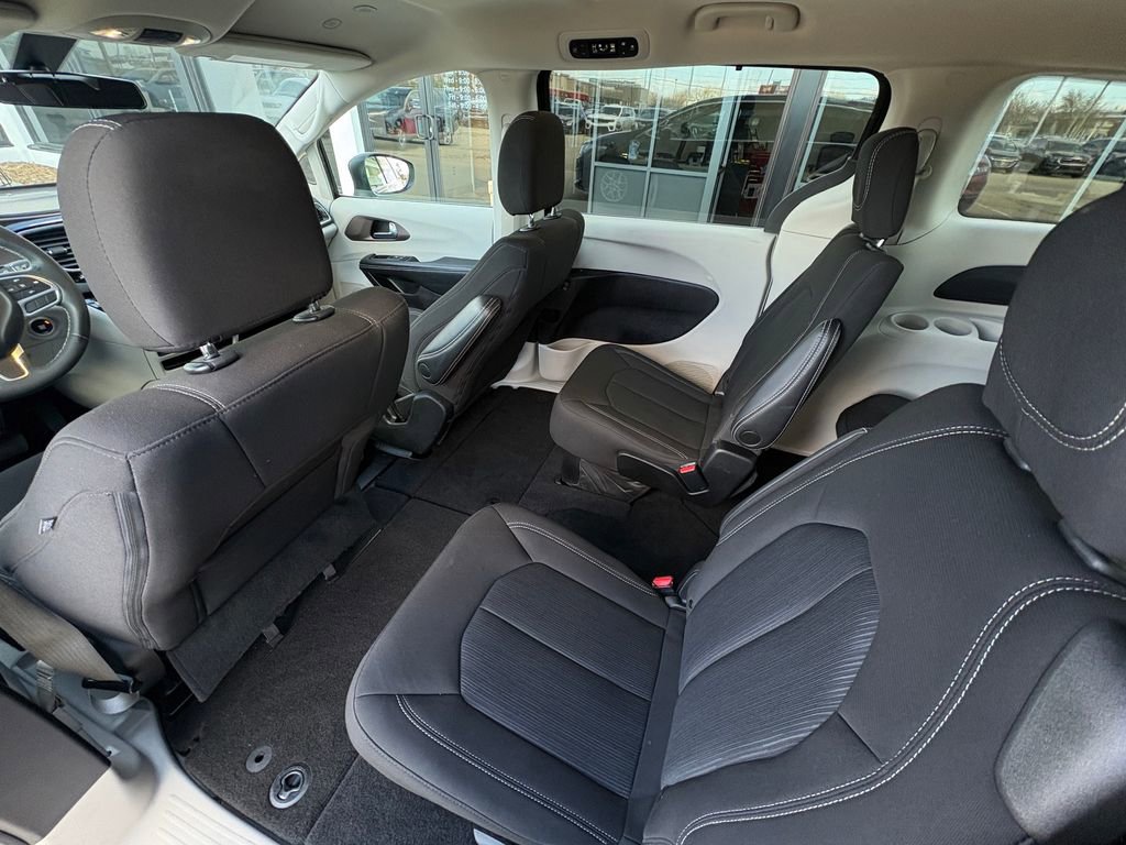 Used 2022 Chrysler Voyager LX image 23