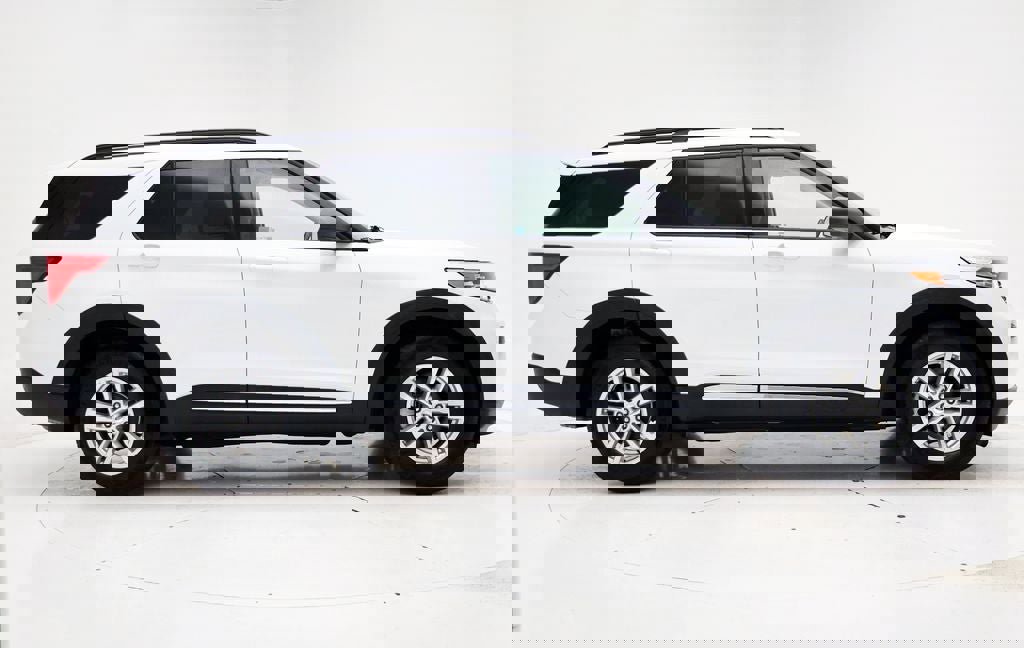 Used 2020 Ford Explorer XLT w/ Comfort Package image 3