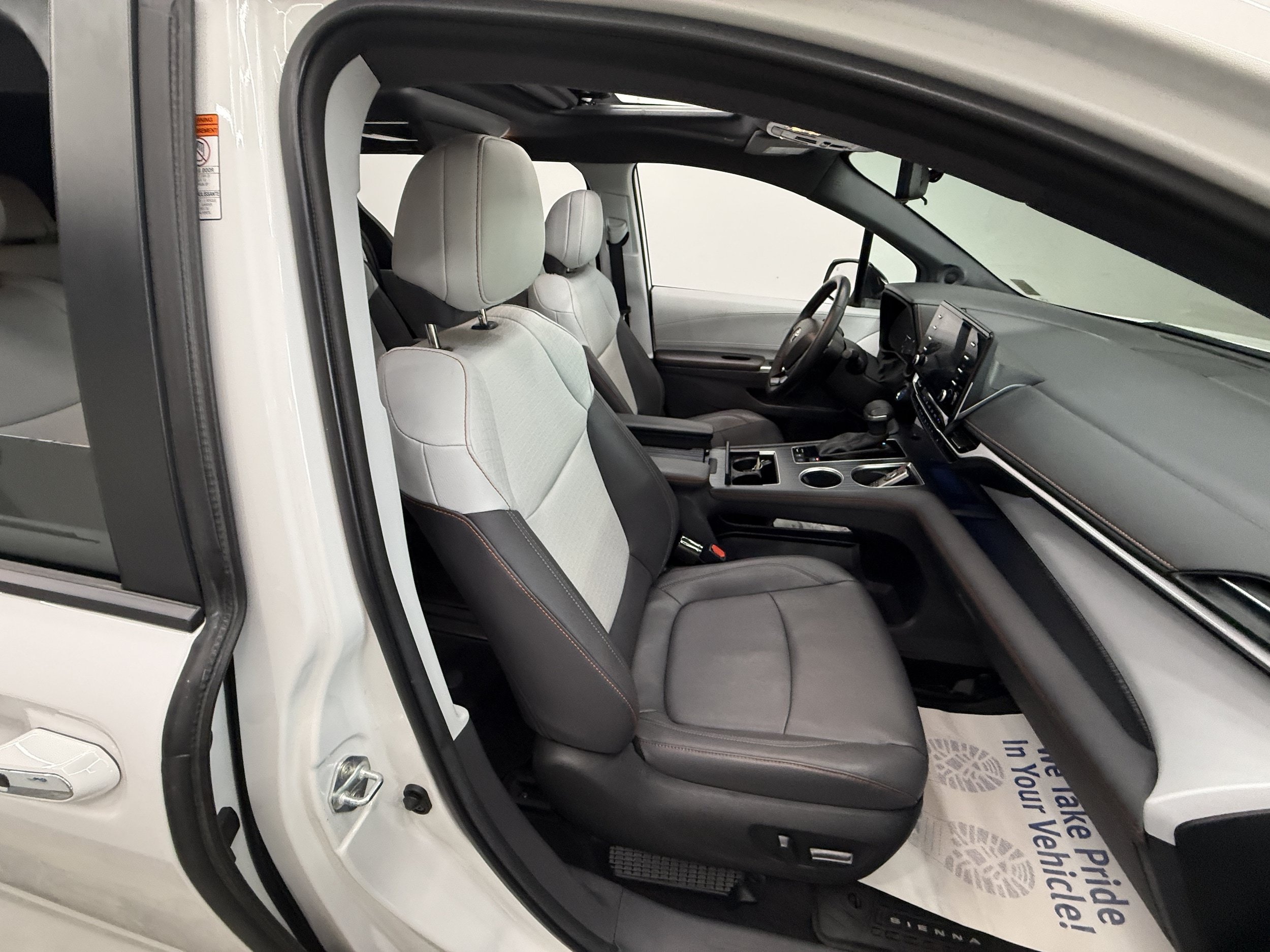 Used 2023 Toyota Sienna XLE FWD image 23