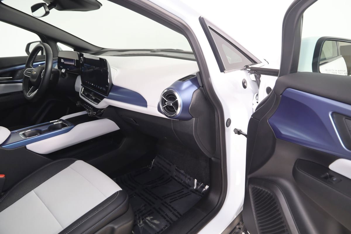 Used 2025 Chevrolet Equinox EV LT FWD image 44