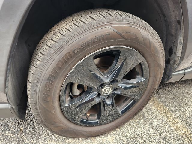 Used 2020 Toyota RAV4 XLE w/ Convenience Package FWD image 9