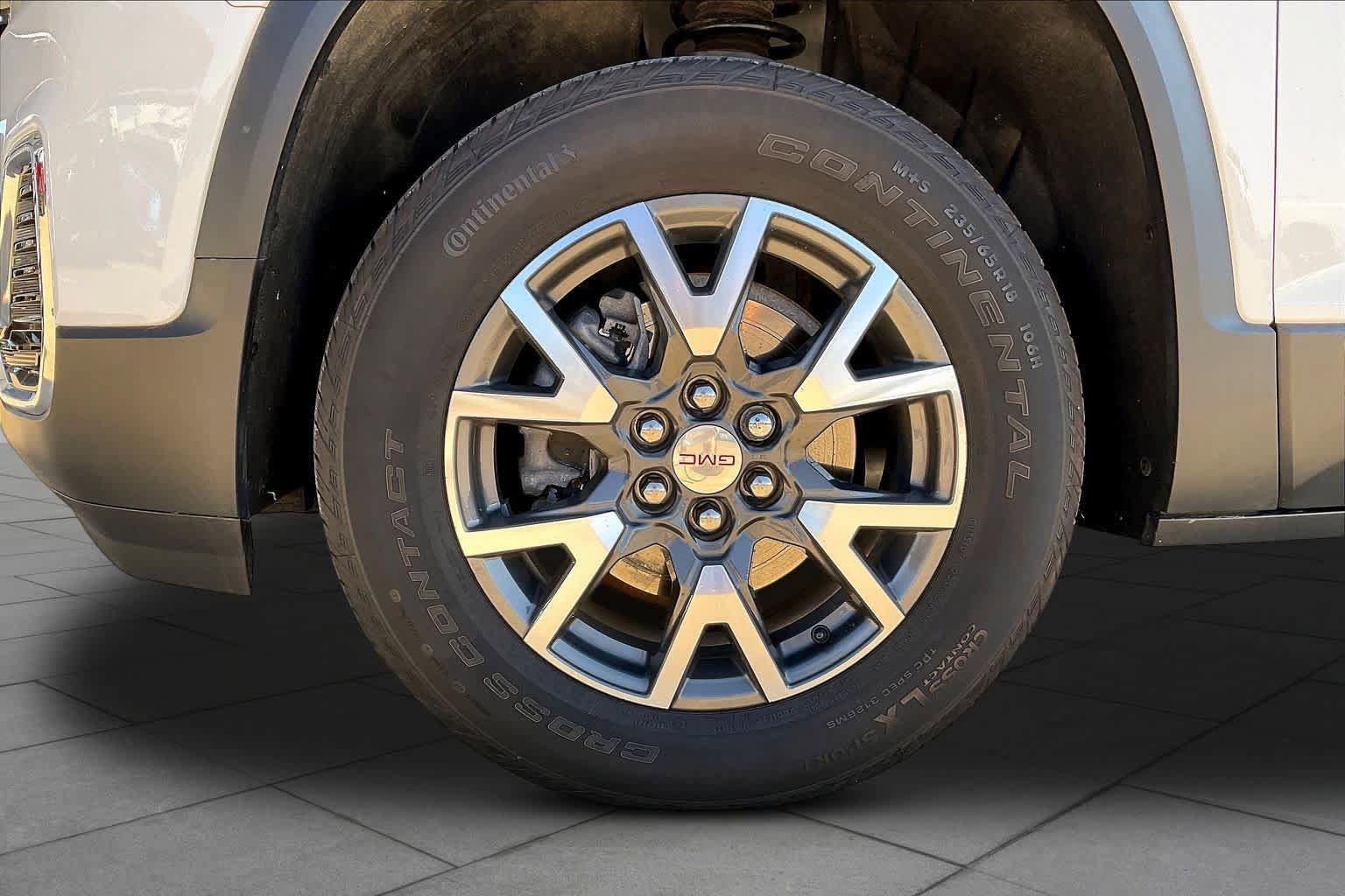 Used 2023 GMC Acadia SLE FWD image 12