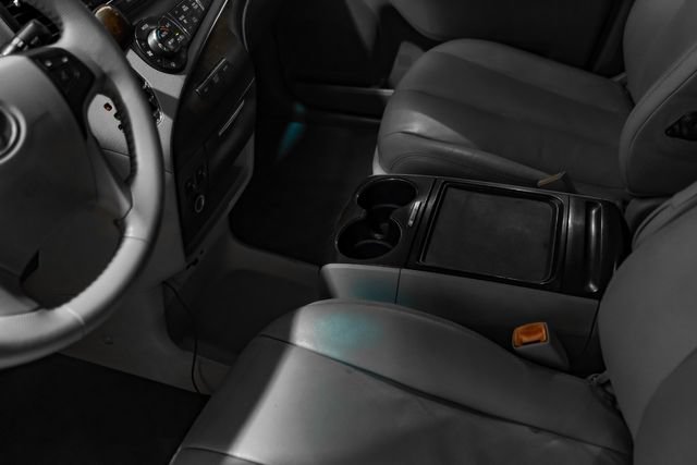Used 2012 Toyota Sienna XLE FWD image 27