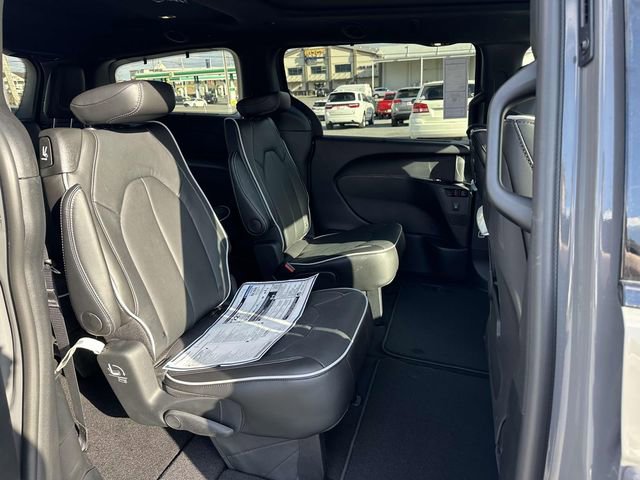 New 2025 Chrysler Pacifica Limited w/ Uconnect Theater Family Group image 18