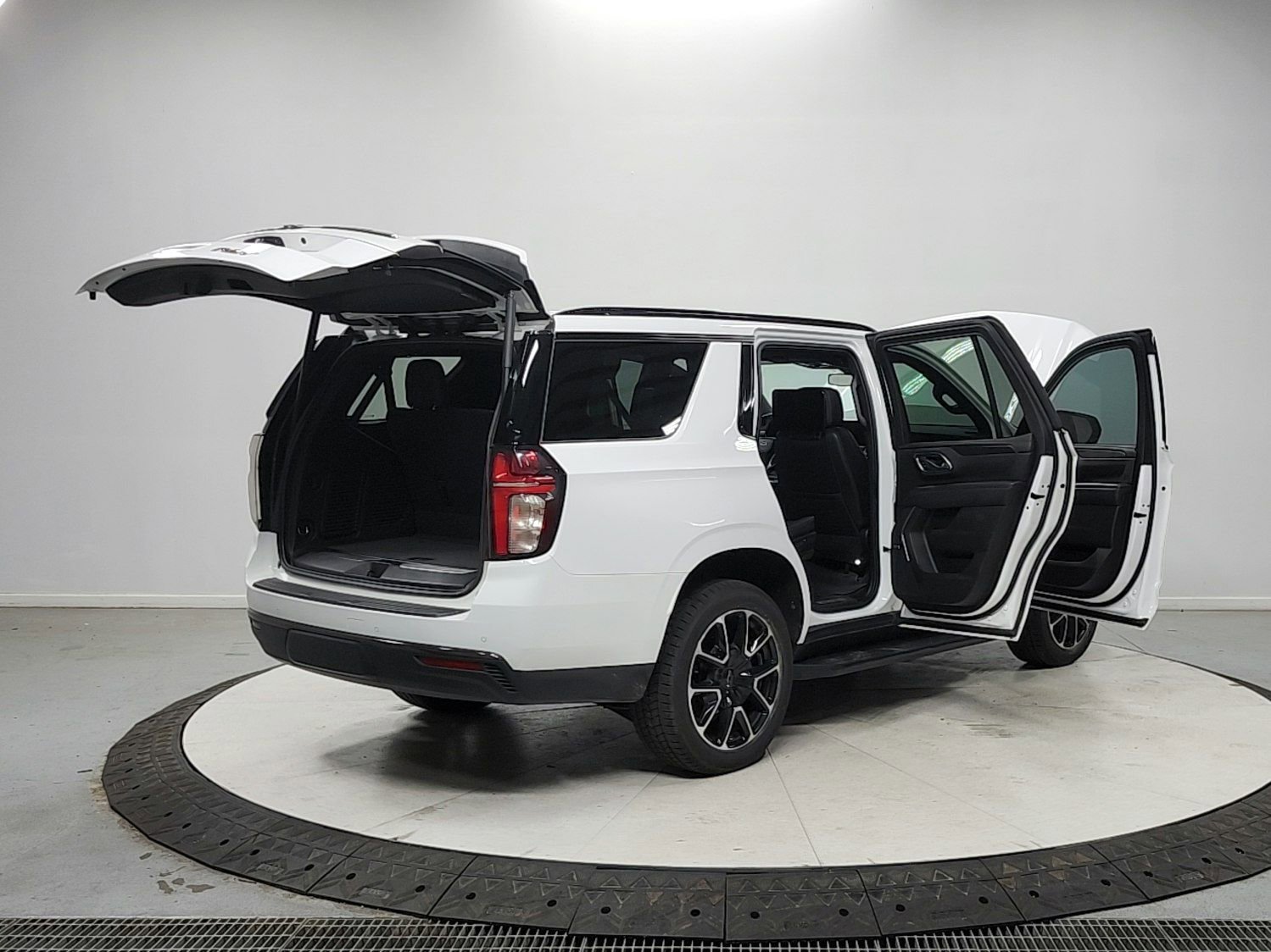 Used 2021 Chevrolet Tahoe RST w/ Luxury Package image 15