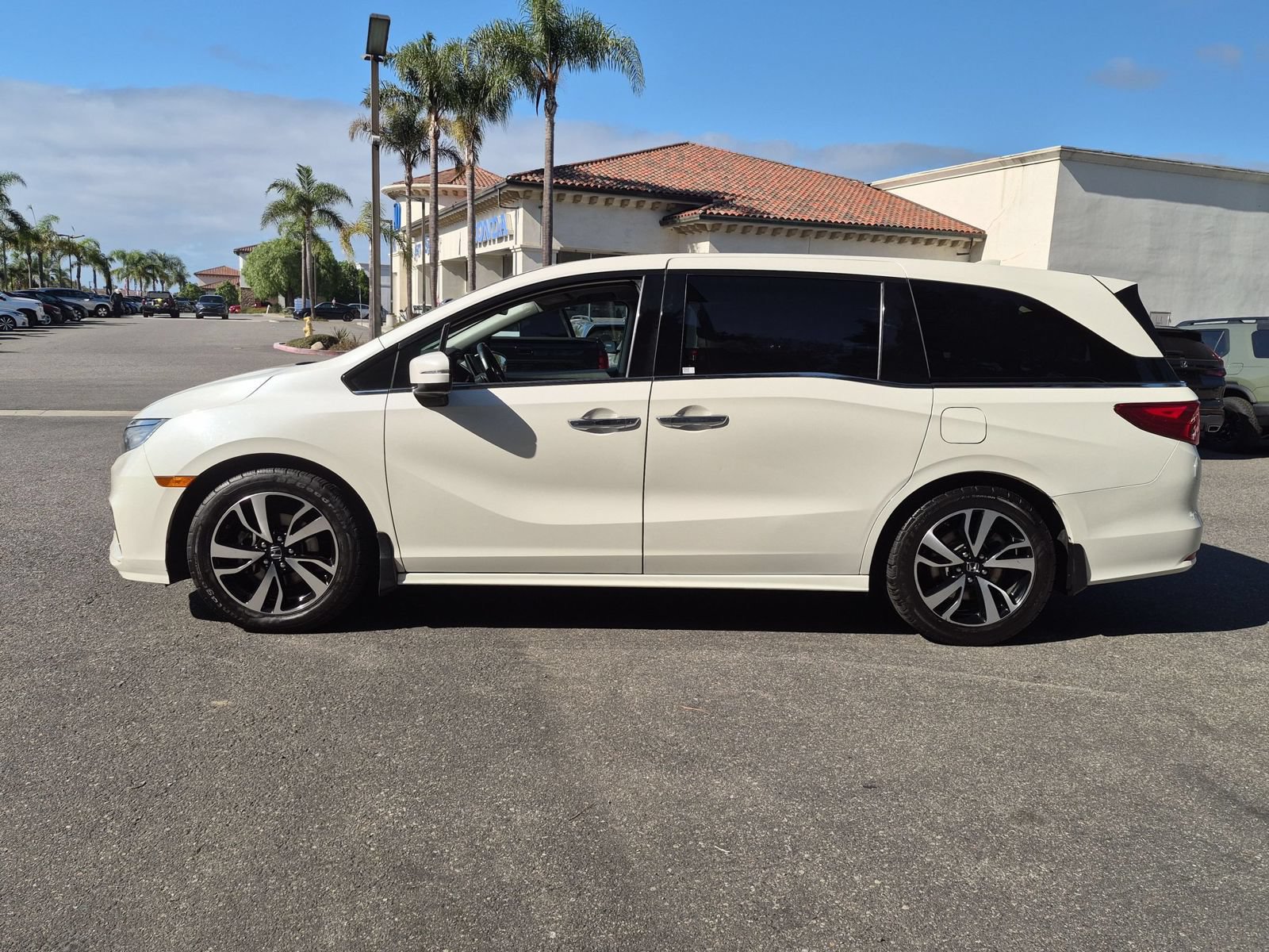 Used 2018 Honda Odyssey Elite image 2