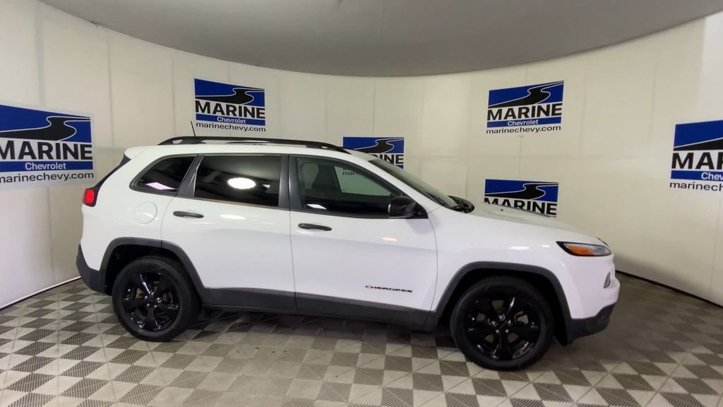 Used 2017 Jeep Cherokee Sport FWD image 3