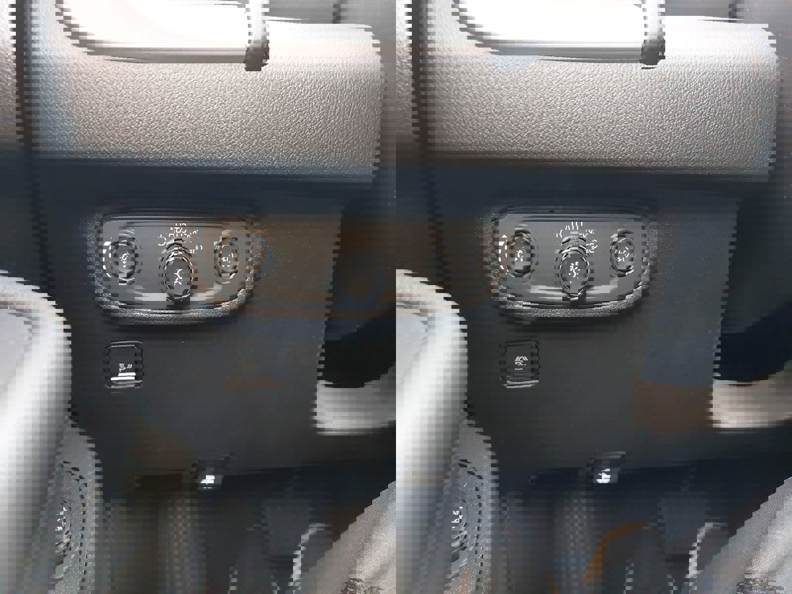 Used 2022 GMC Terrain AT4 image 25