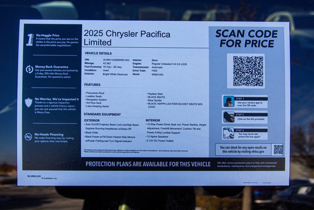 Used 2025 Chrysler Pacifica Limited image 28