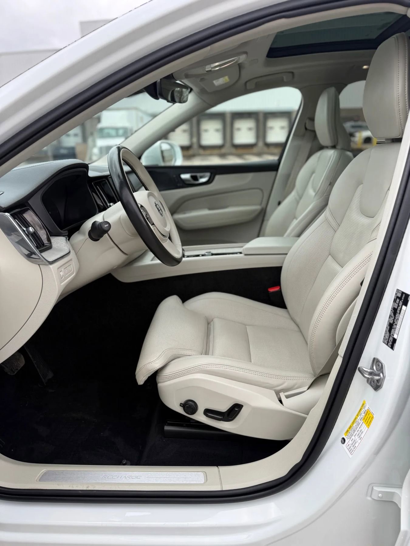 Used 2022 Volvo XC60 T8 Inscription w/ Advanced Package image 21