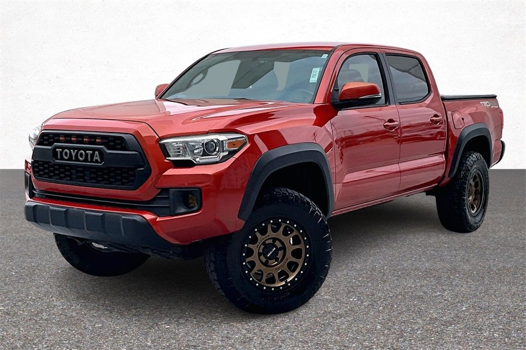 Used 2017 Toyota Tacoma TRD Off-Road image 3