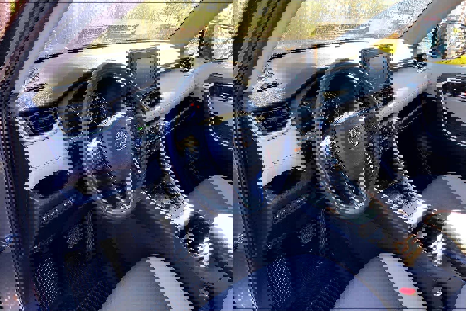 Used 2021 Toyota RAV4 XLE w/ Convenience Package AWD/4WD image 18