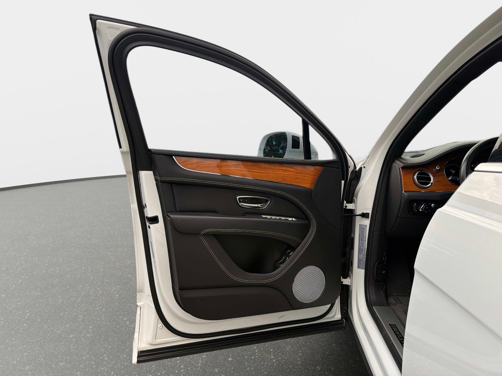 Used 2022 Bentley Bentayga AWD/4WD image 37
