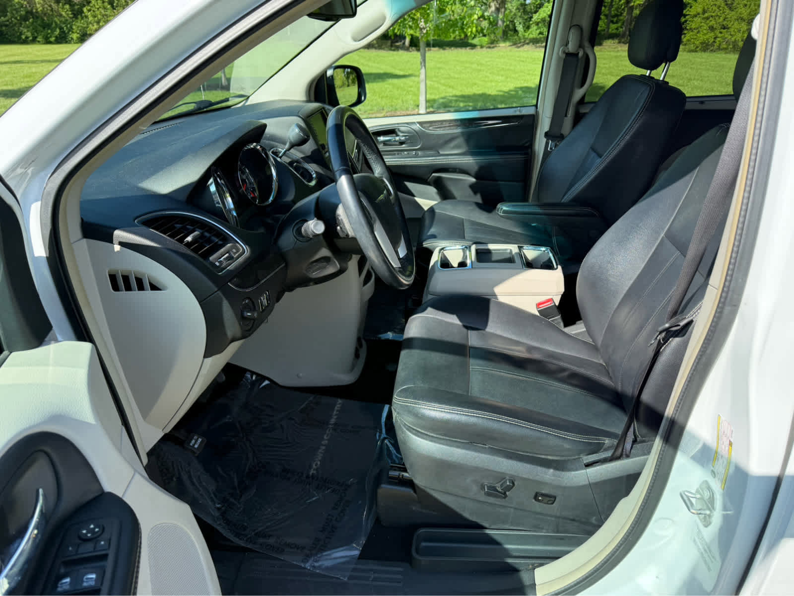 Used 2016 Chrysler Town & Country Touring FWD image 11