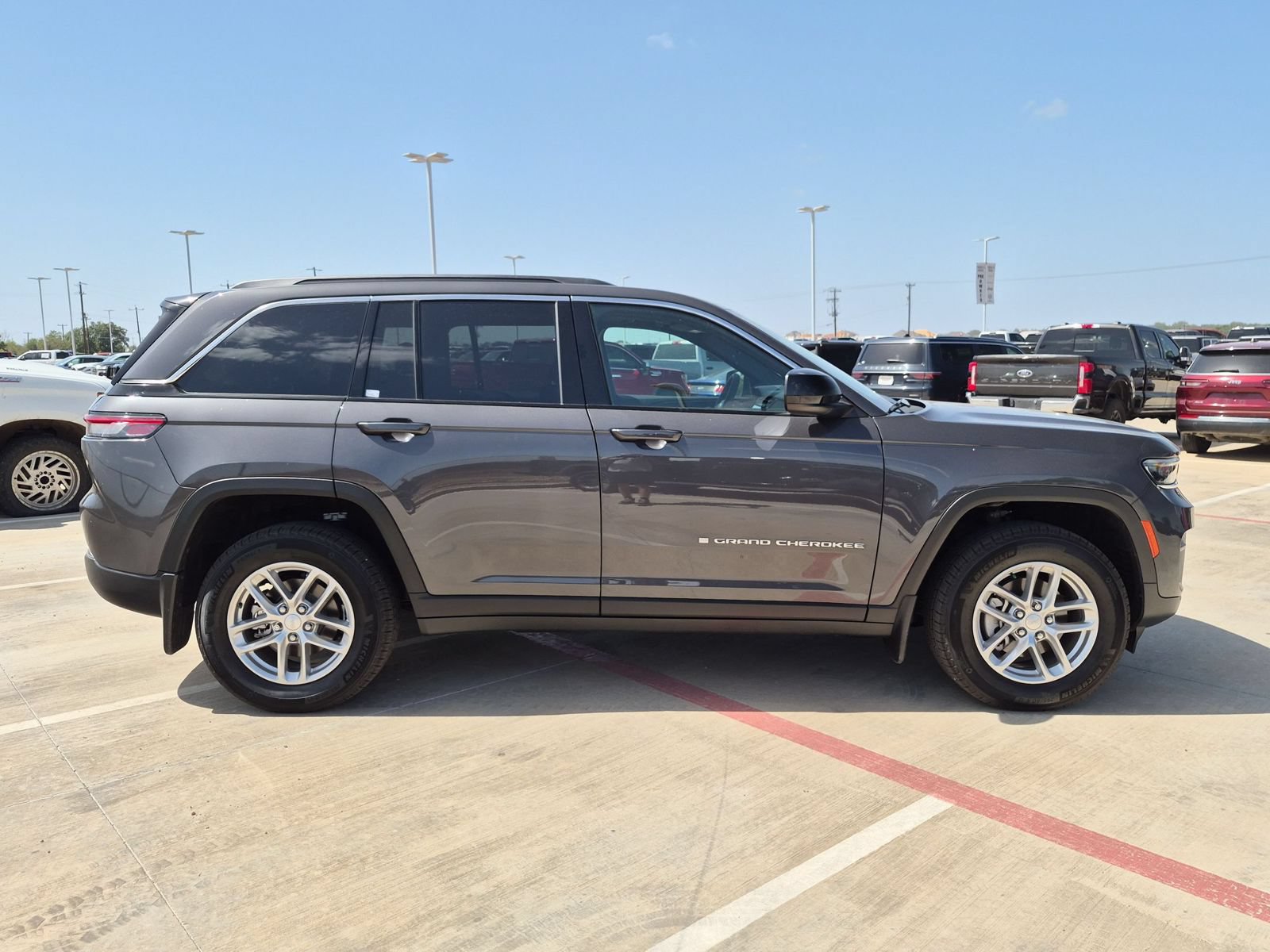 Used 2025 Jeep Grand Cherokee Laredo RWD image 2