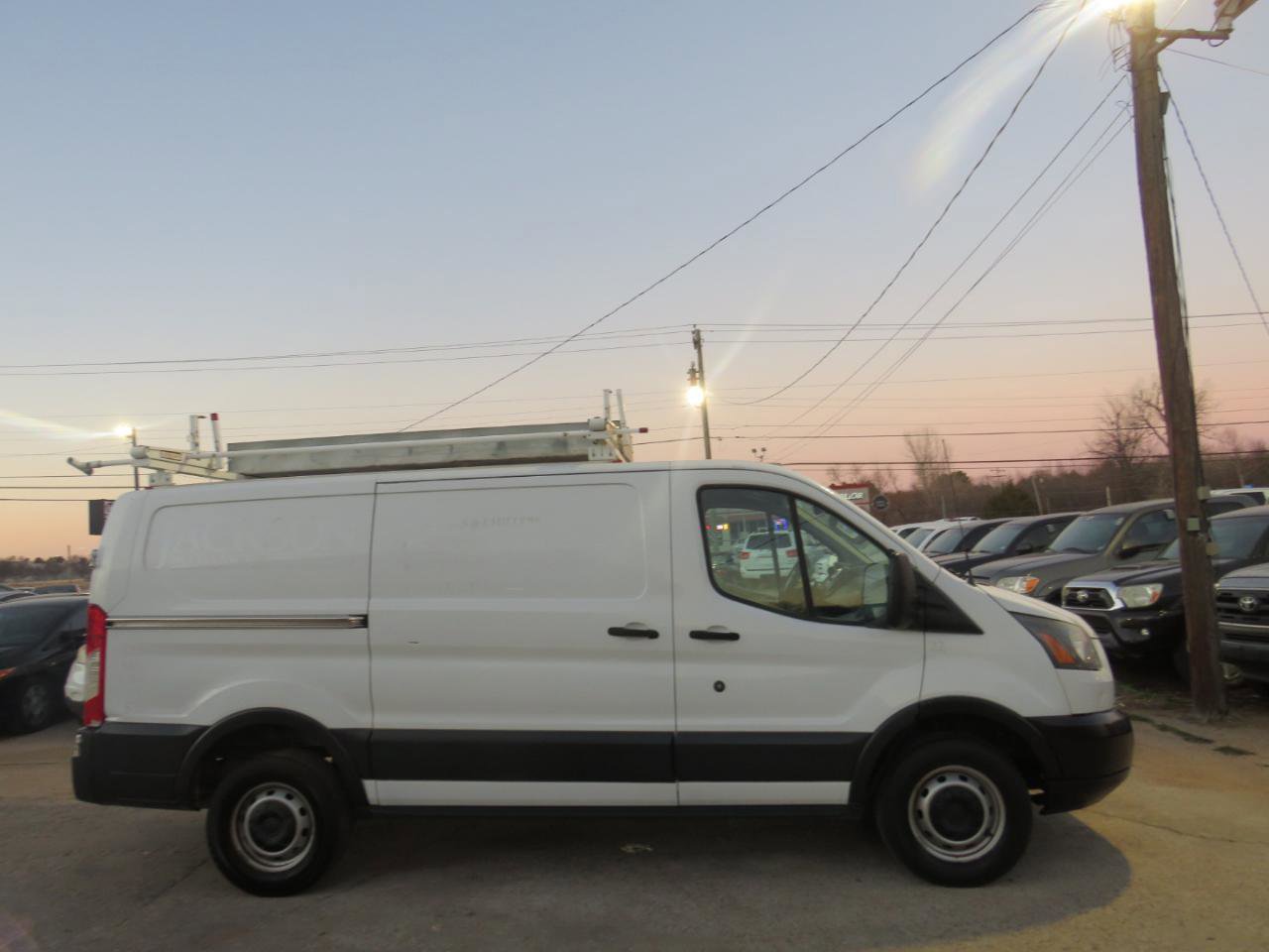 Used 2017 Ford Transit 250 130 Low Roof RWD image 4