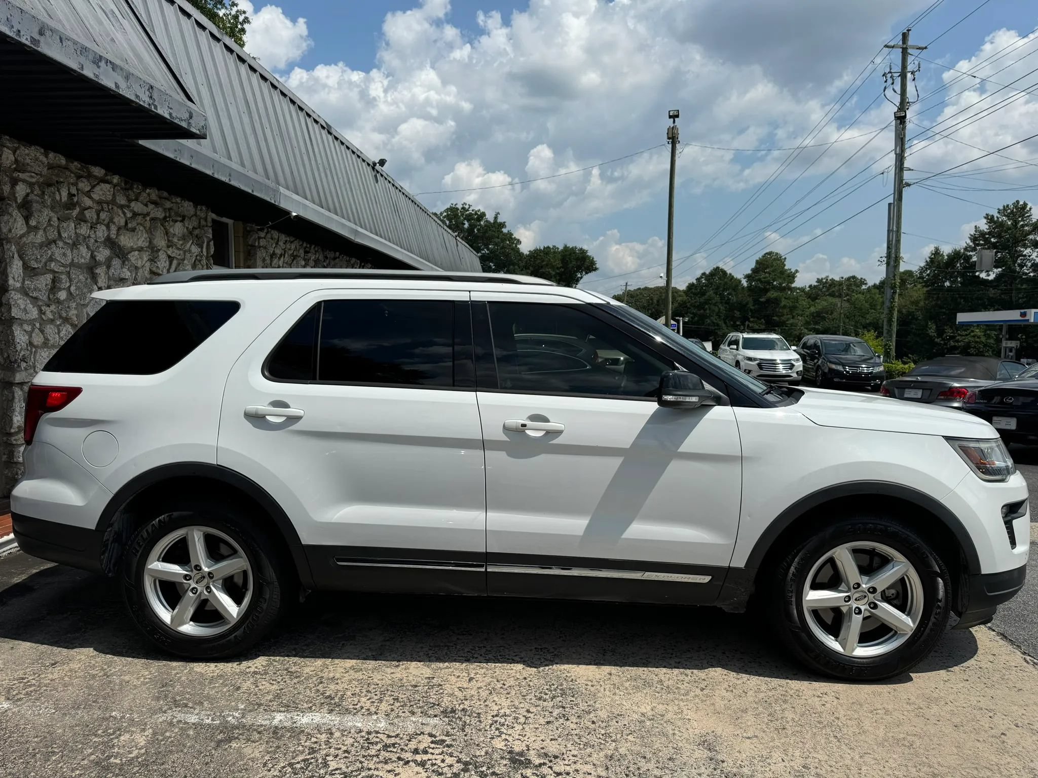 Used 2018 Ford Explorer XLT w/ Equipment Group 202A FWD image 8