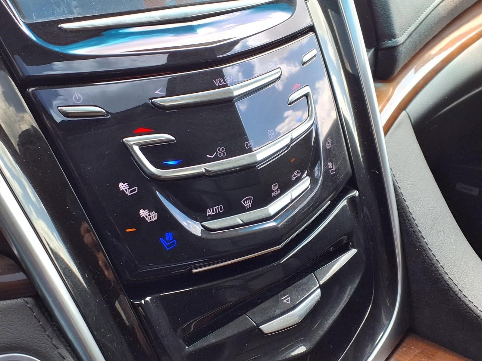 Used 2020 Cadillac Escalade Premium Luxury w/ Escalade Sport Edition AWD/4WD image 20