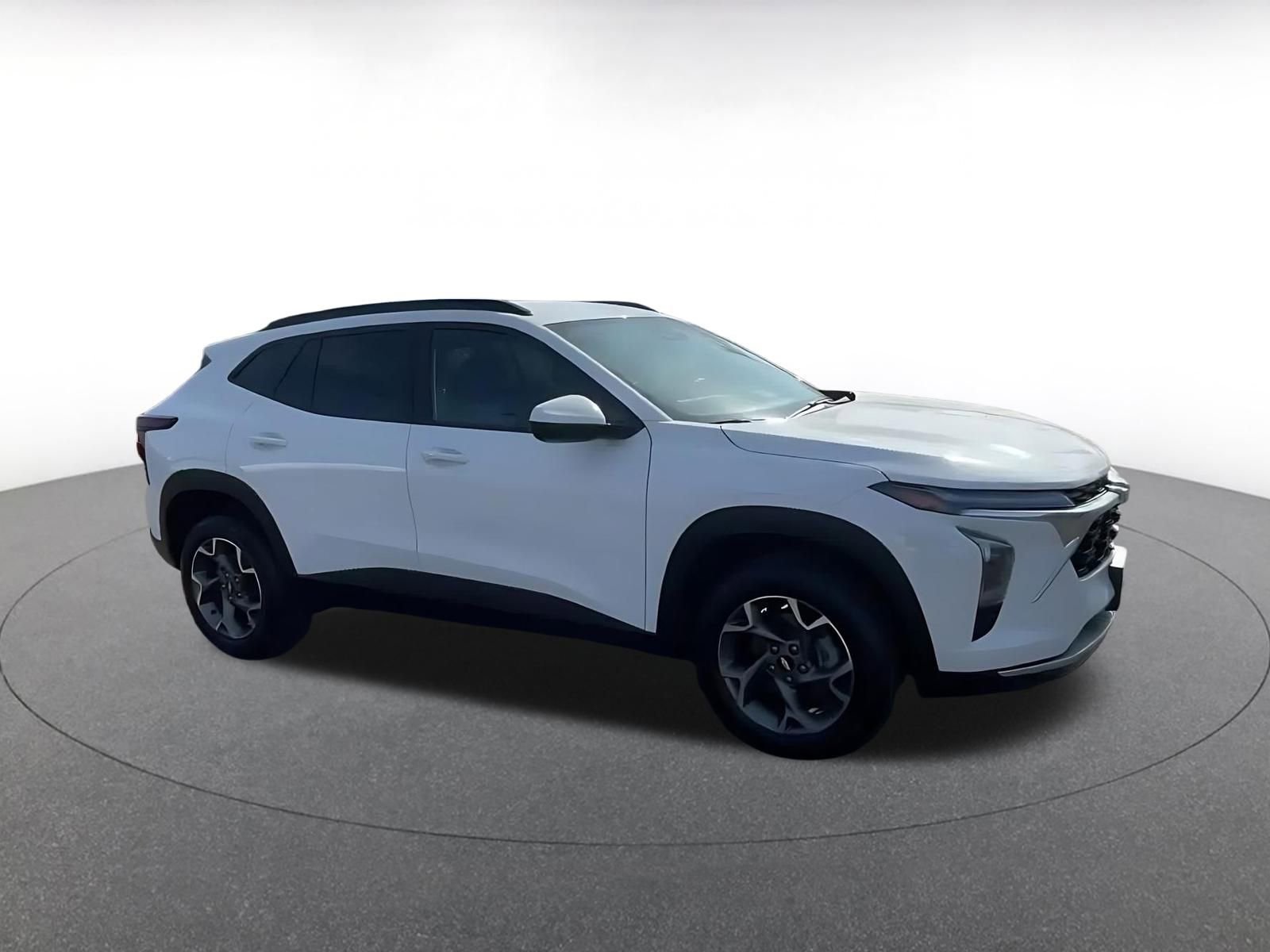 Used 2025 Chevrolet Trax LT w/ LT Convenience Package image 2