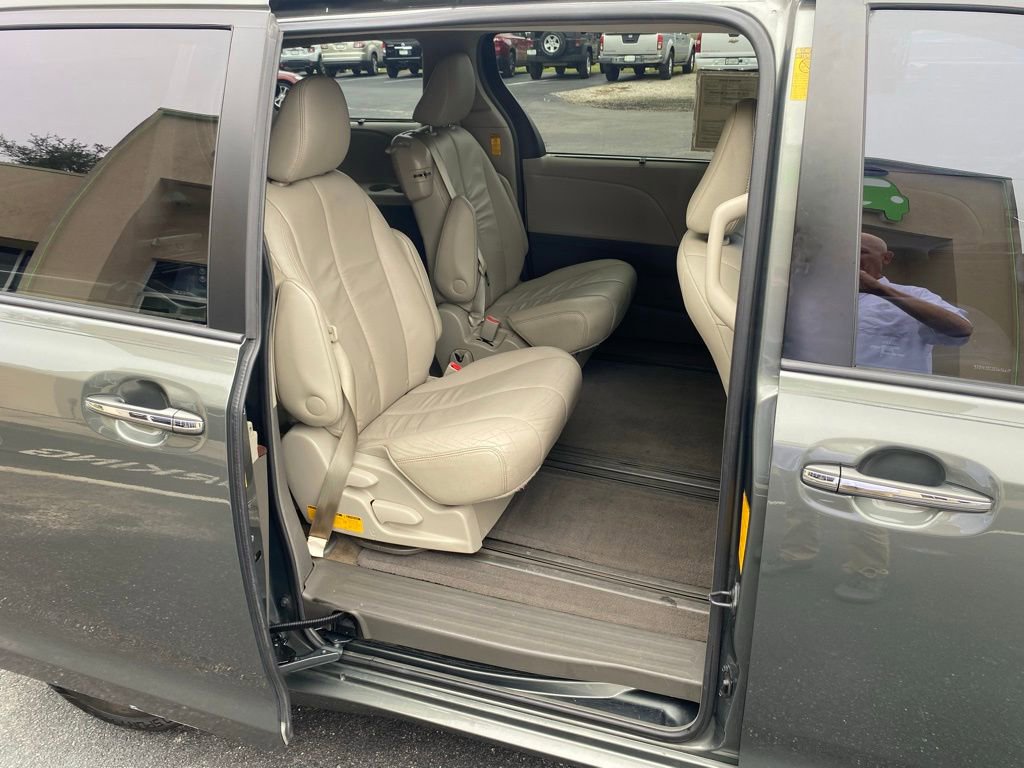 Used 2014 Toyota Sienna XLE image 12