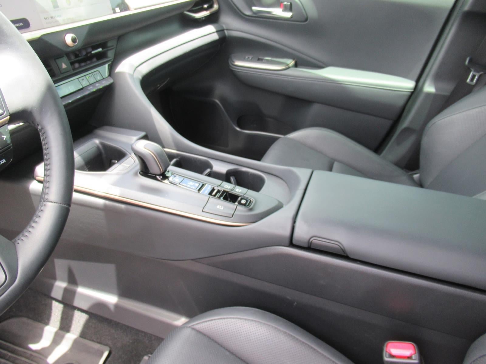 Used 2023 Toyota Crown AWD/4WD image 16
