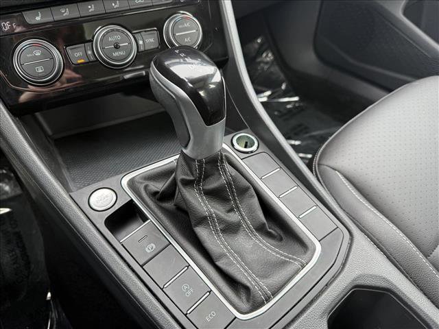 Used 2024 Volkswagen Jetta SE w/ Panoramic Sunroof Package image 16