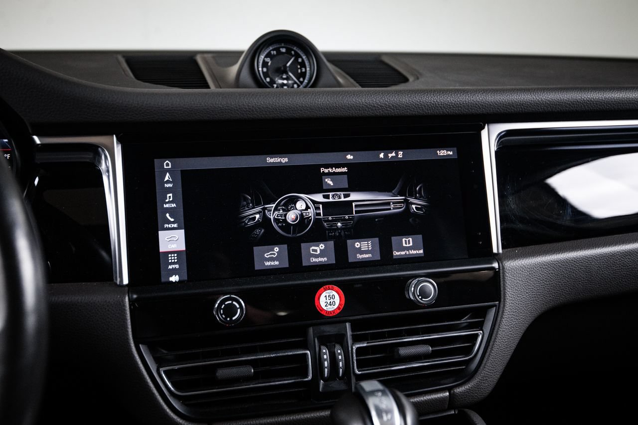 Certified 2024 Porsche Macan AWD/4WD image 18