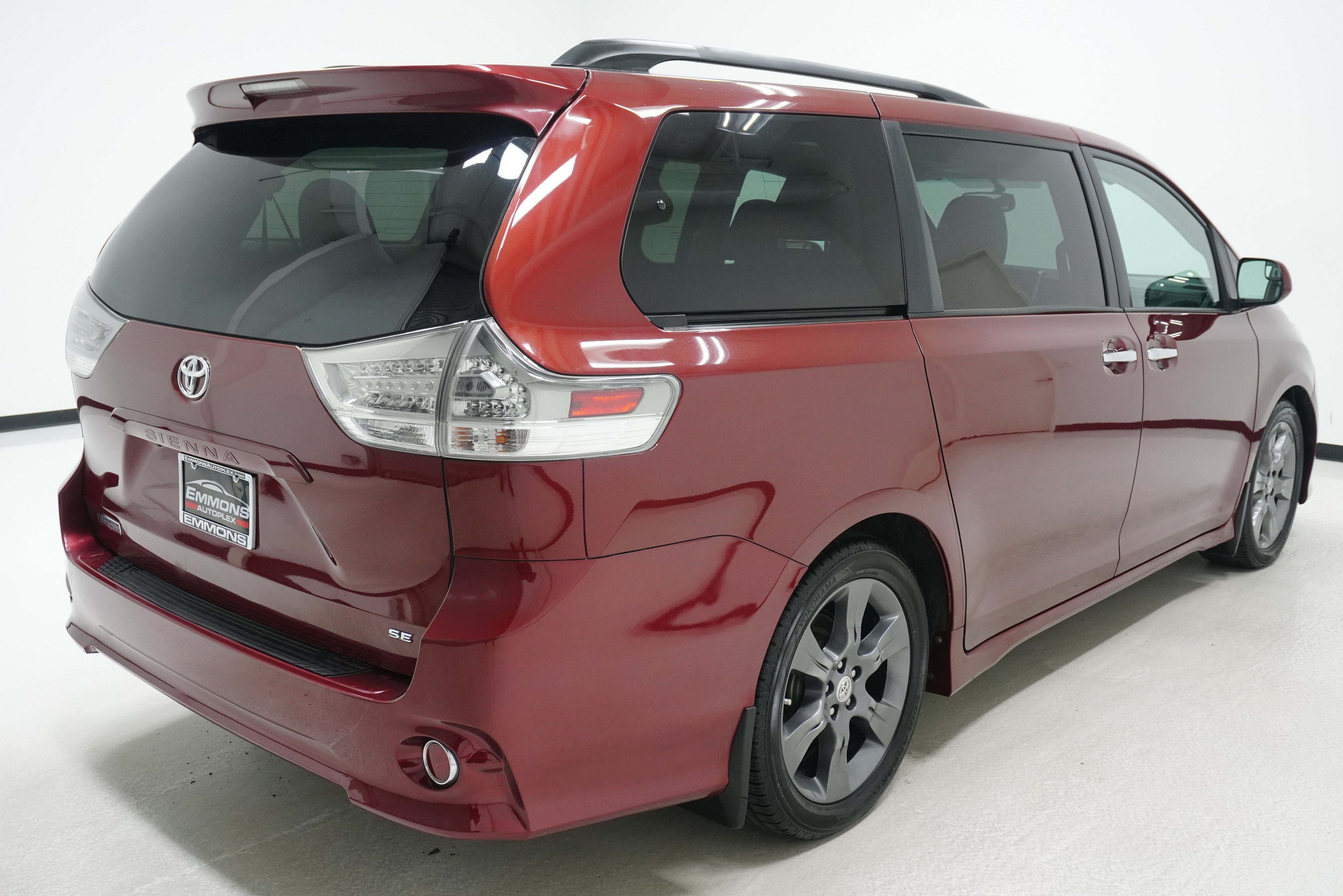 Used 2016 Toyota Sienna SE FWD image 4