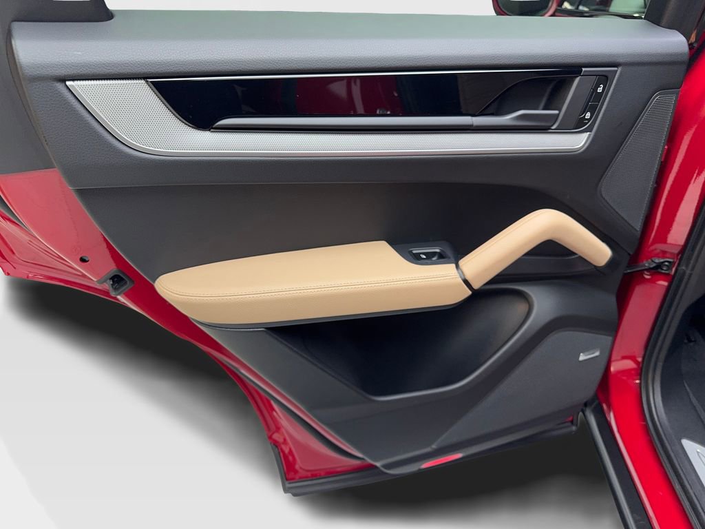 Used 2026 Porsche Cayenne Coupe image 37