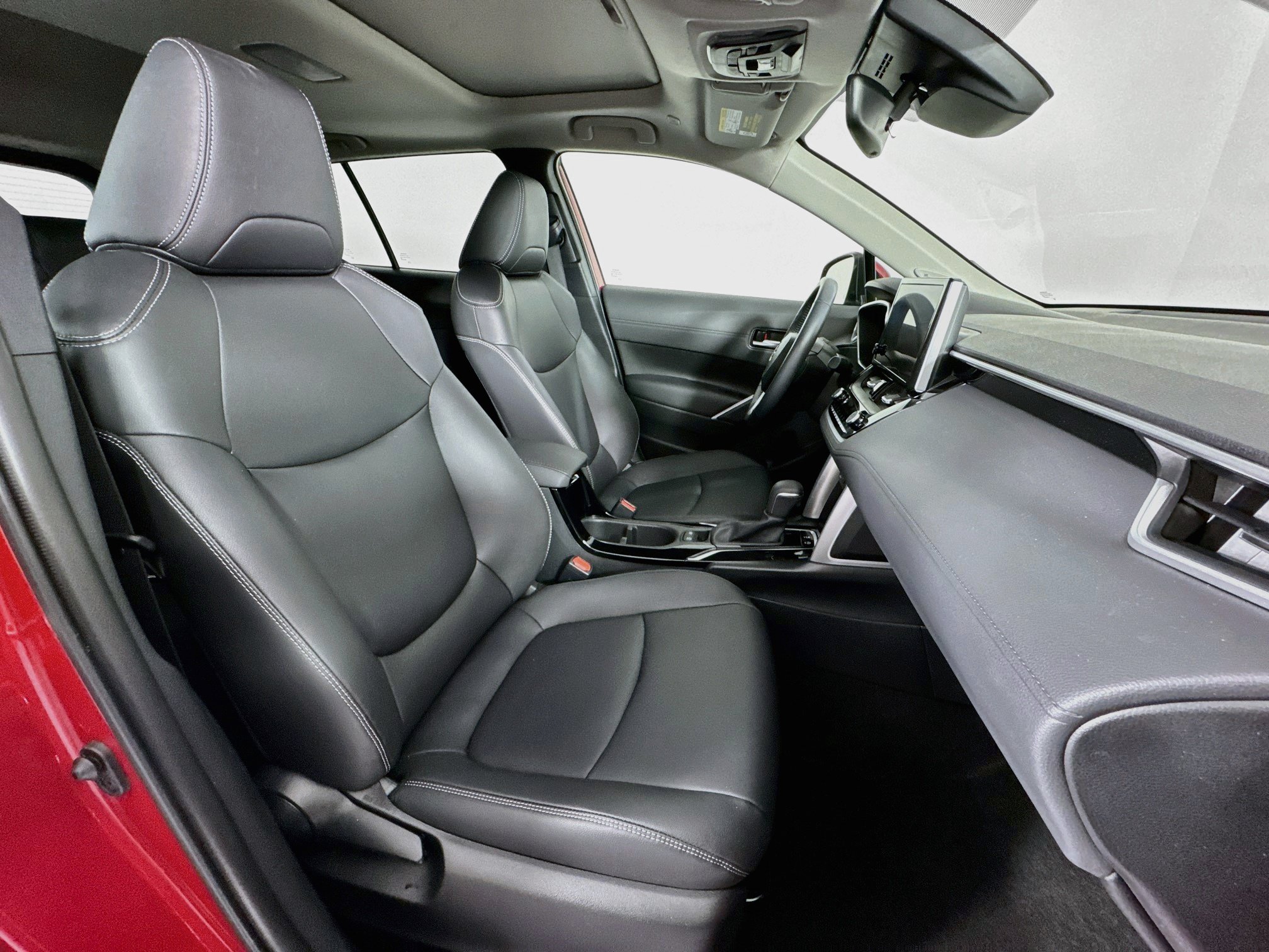 Used 2023 Toyota Corolla Cross XLE w/ Convenience Package FWD image 29