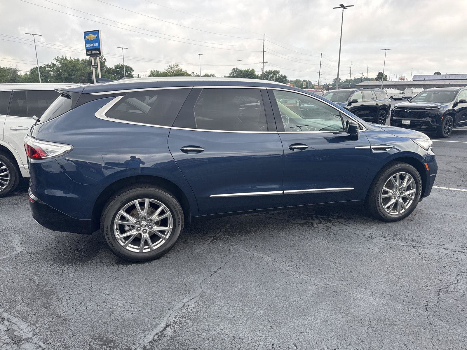 Used 2023 Buick Enclave Essence w/ Experience Buick Package FWD image 2