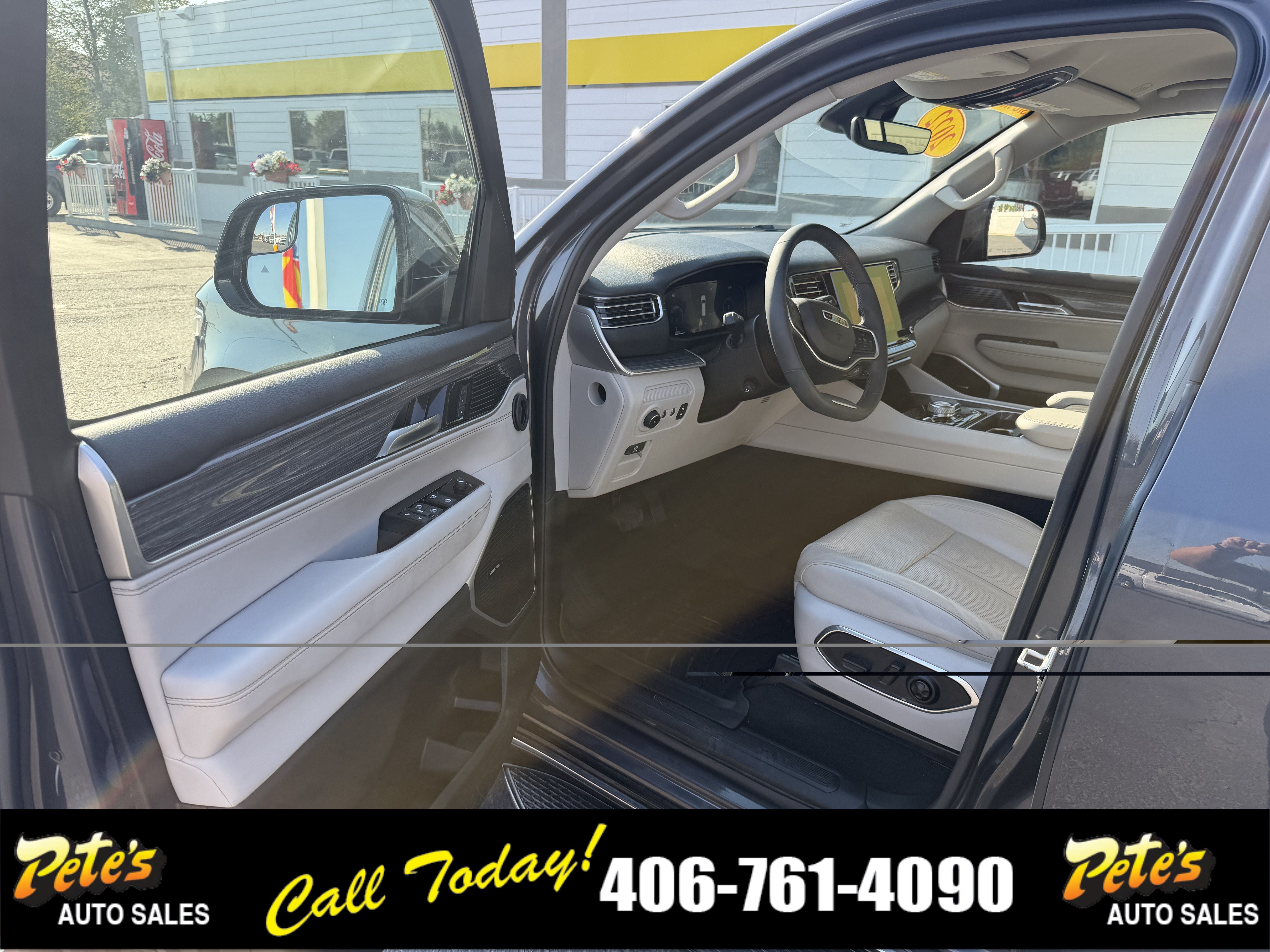 Used 2022 Jeep Wagoneer Series III w/ Flexible Seating Group AWD/4WD image 25