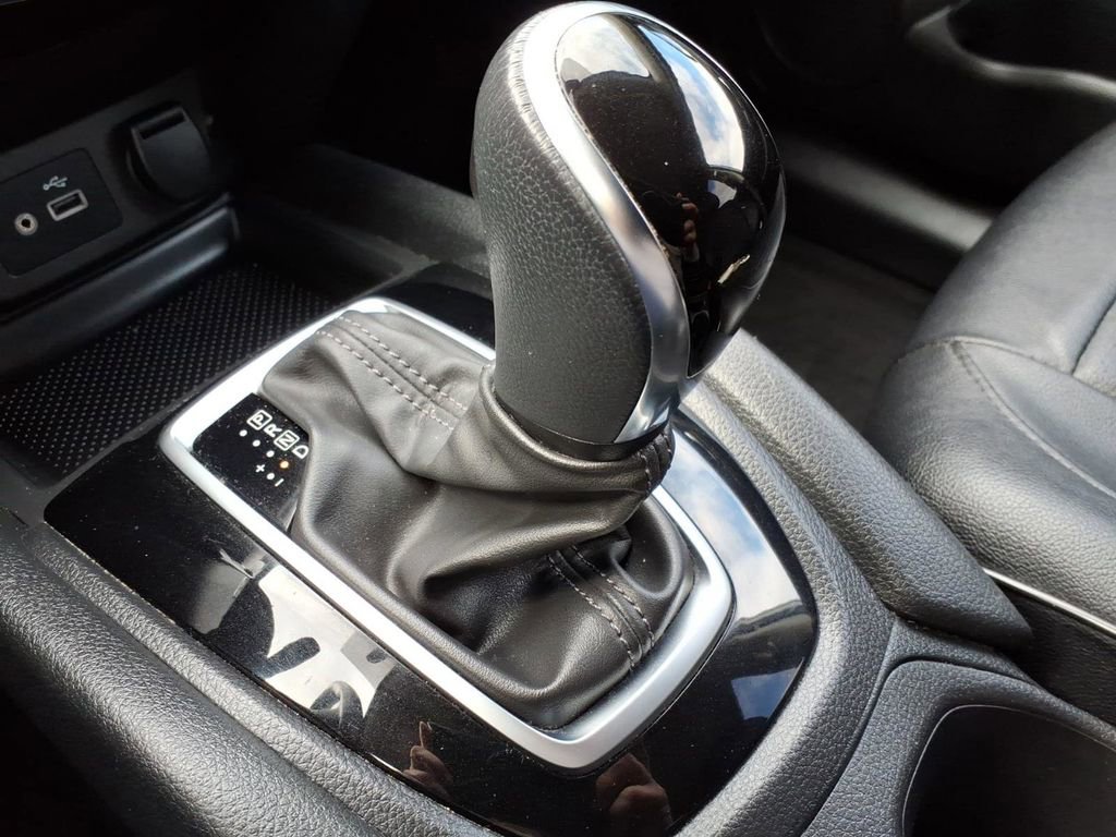 Used 2018 Nissan Rogue SV AWD/4WD image 18