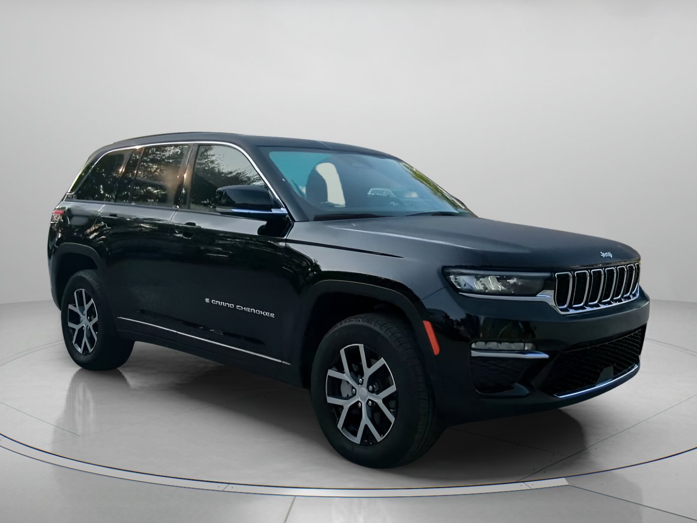 Used 2025 Jeep Grand Cherokee Limited AWD/4WD image 2