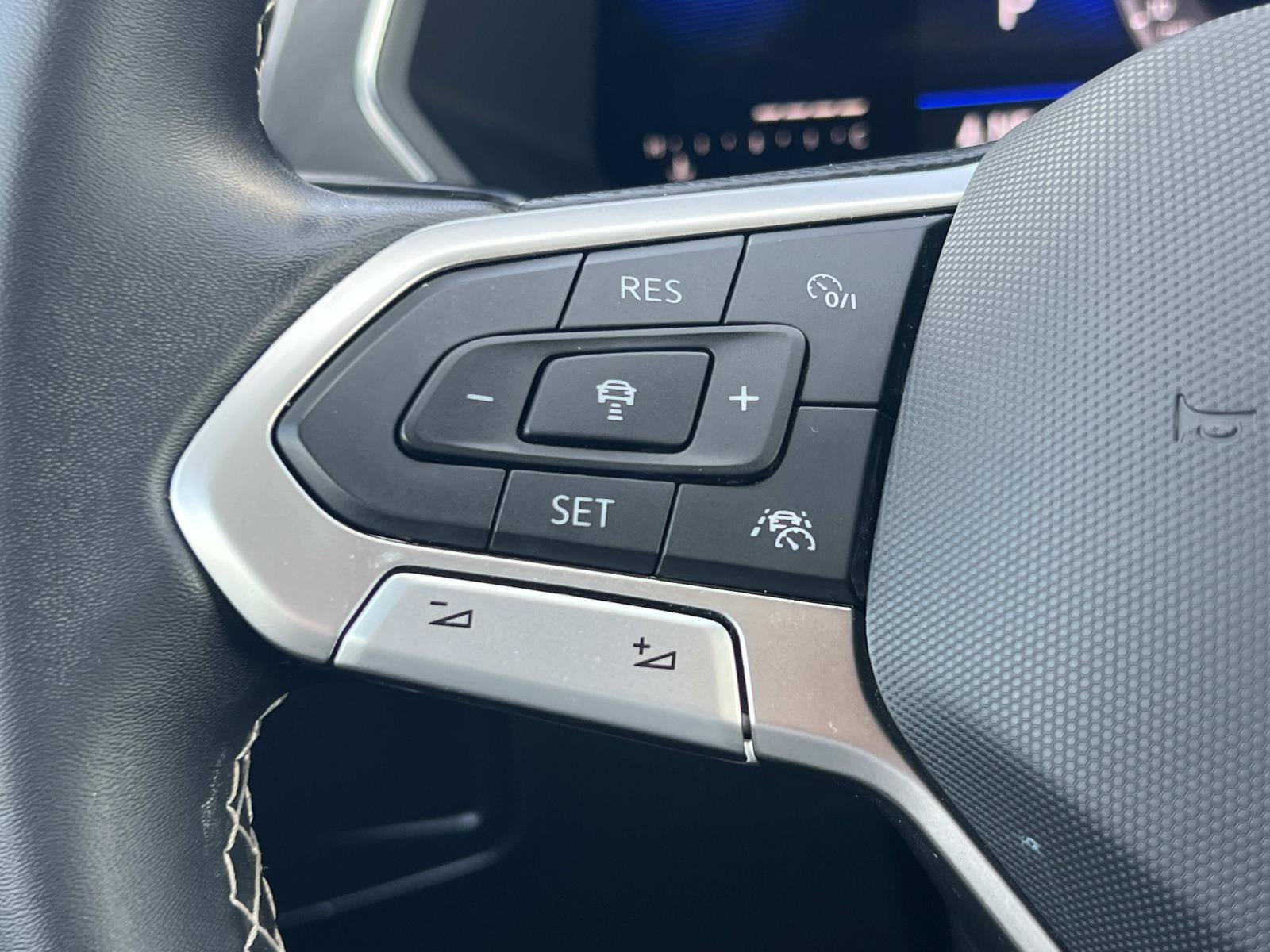 Certified 2023 Volkswagen Tiguan SE image 9