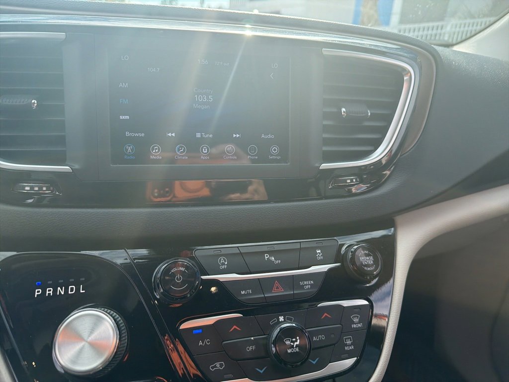 Used 2018 Chrysler Pacifica Touring-L image 11