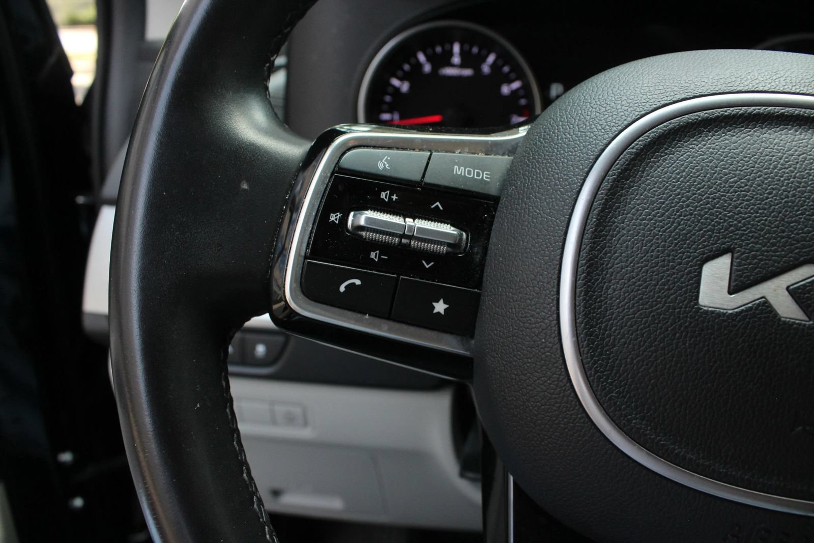 Used 2024 Kia Carnival LX FWD image 28