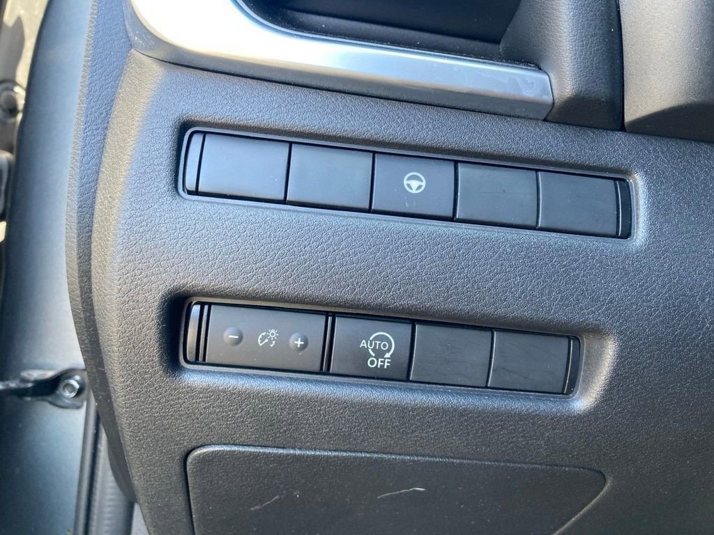 Used 2023 Nissan Rogue SV image 15