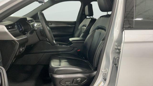 Used 2025 Jeep Grand Cherokee L Limited w/ Black Appearance Package AWD/4WD image 14