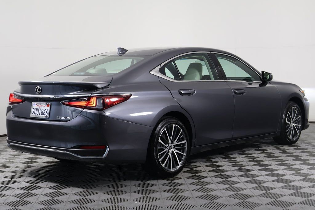 Used 2025 Lexus ES 300h w/ Premium Package image 4