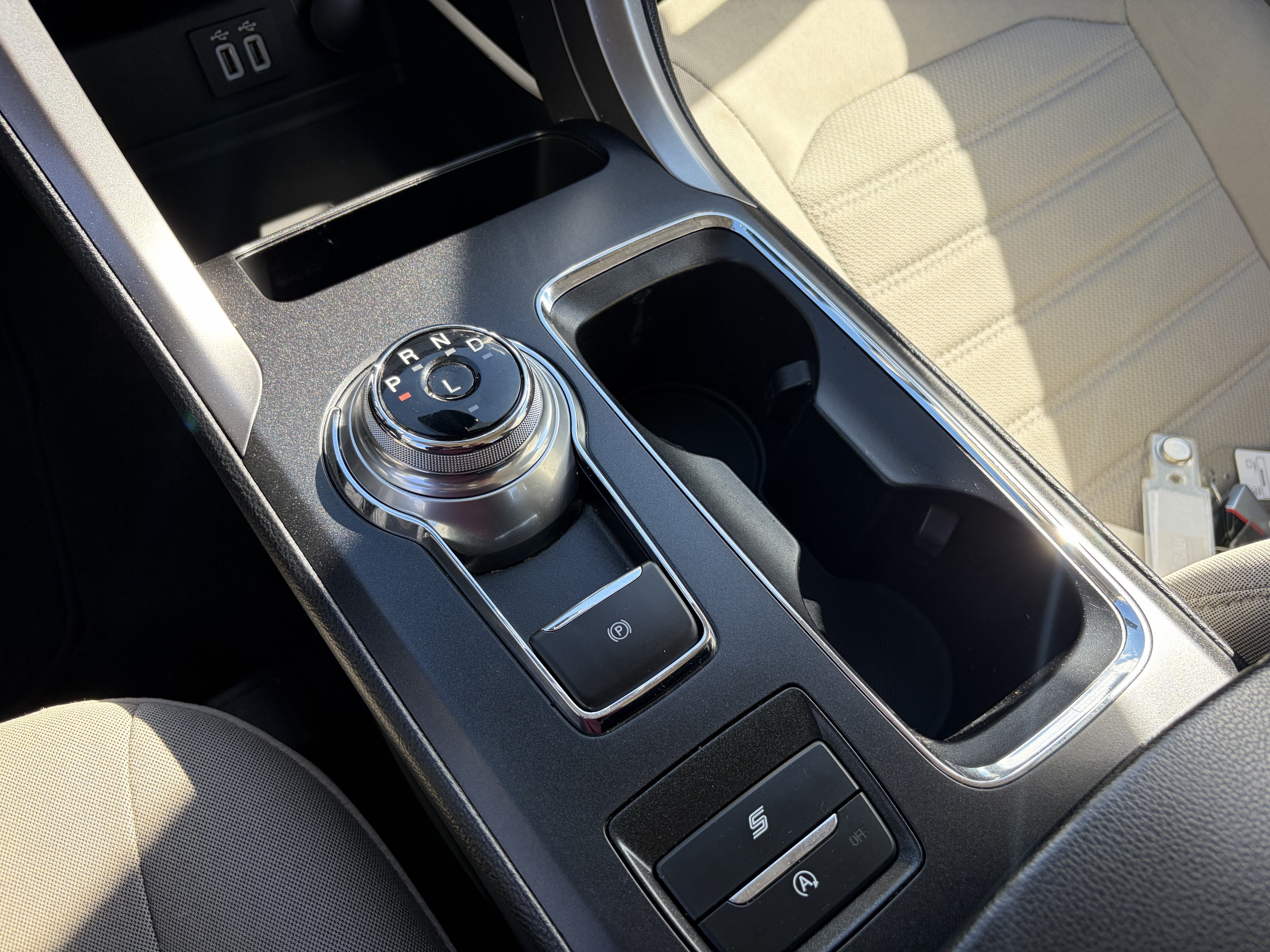 Used 2020 Ford Fusion SE FWD image 14