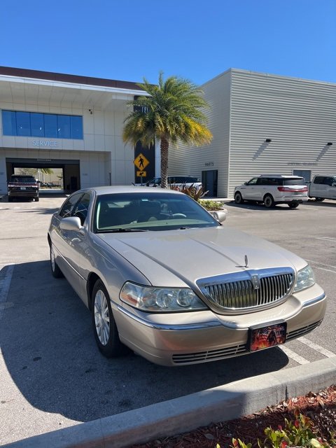 Used 2003 Lincoln Town Car Executive image 4