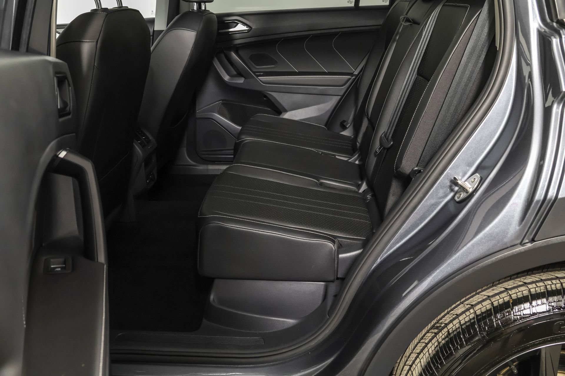 Used 2022 Volkswagen Tiguan SE image 36